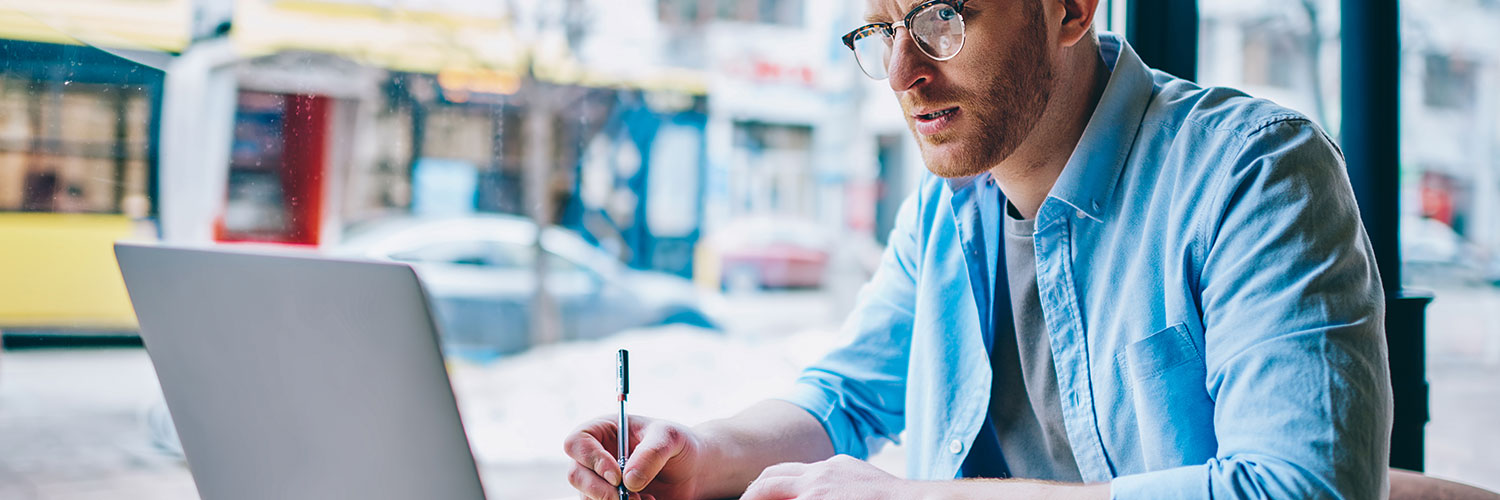 Man online learning in coffee shop